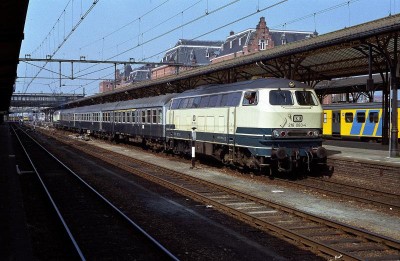 2_216_060_4_Groningen_14_04_1984_spoor_3b_om_1130_met_3_zilverlingen.jpg