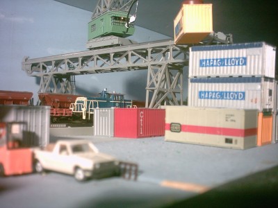 Trix-portaalkraan met containeroverslag 003.jpg
