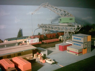 Trix-portaalkraan met containeroverslag 007.jpg