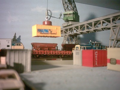 Trix-portaalkraan met containeroverslag 001.jpg